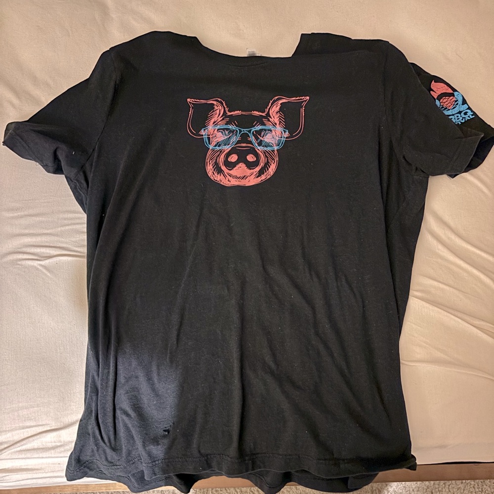 Black xxl “pig” tee from Denver bbq festival